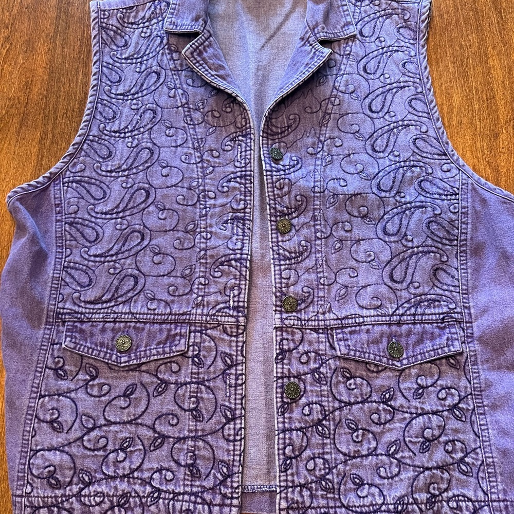Elegant Embroidered Denim Vest
Saint Germain Paris purple vest